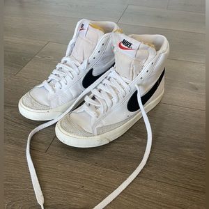 NIKE BLAZERS